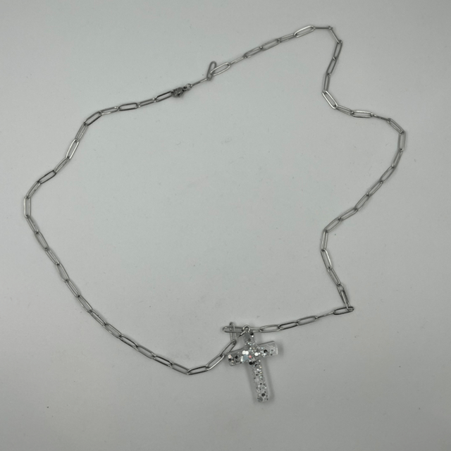 Collier en acier inoxydable et croix en résine