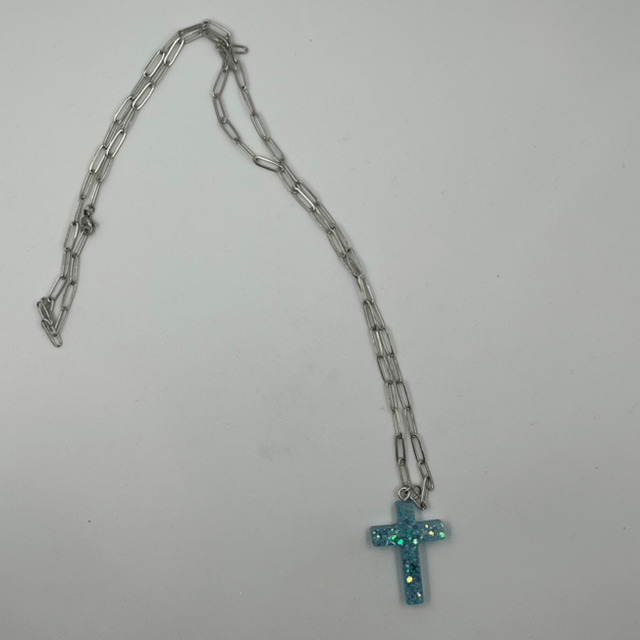 Collier en acier inoxydable et croix en résine 