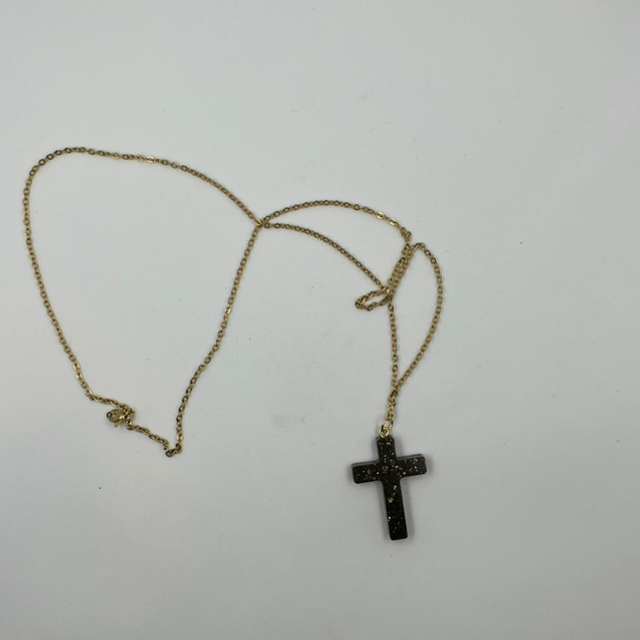 Collier en acier inoxydable et croix en résine