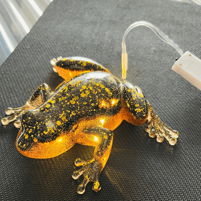 GRENOUILLE EN RÉSINE MARE A CAFÉ & PAILLETTE DORÉ