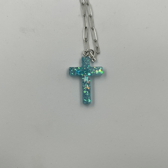 Collier en acier inoxydable et croix en résine 