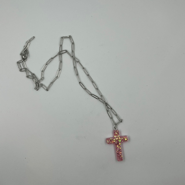 Collier en acier inoxydable et croix en résine 