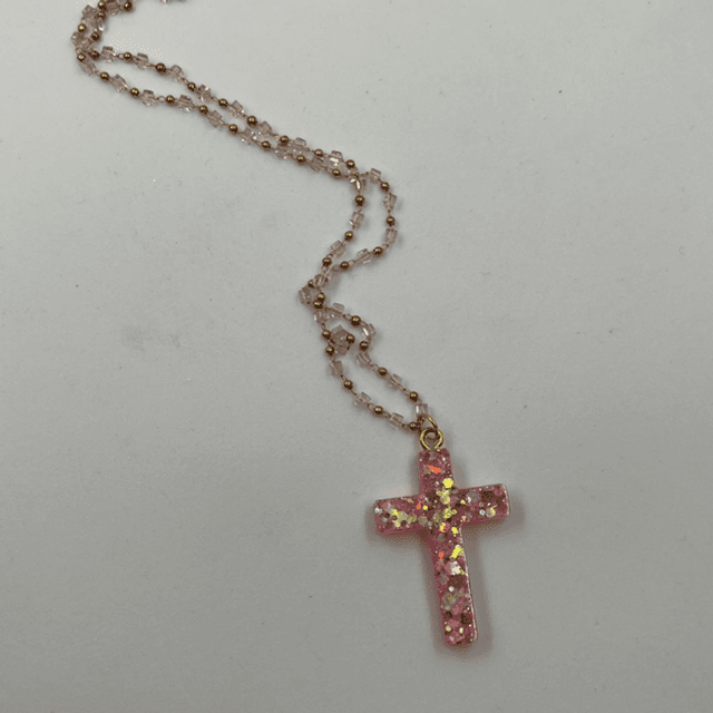 Collier en acier inoxydable et croix en résine